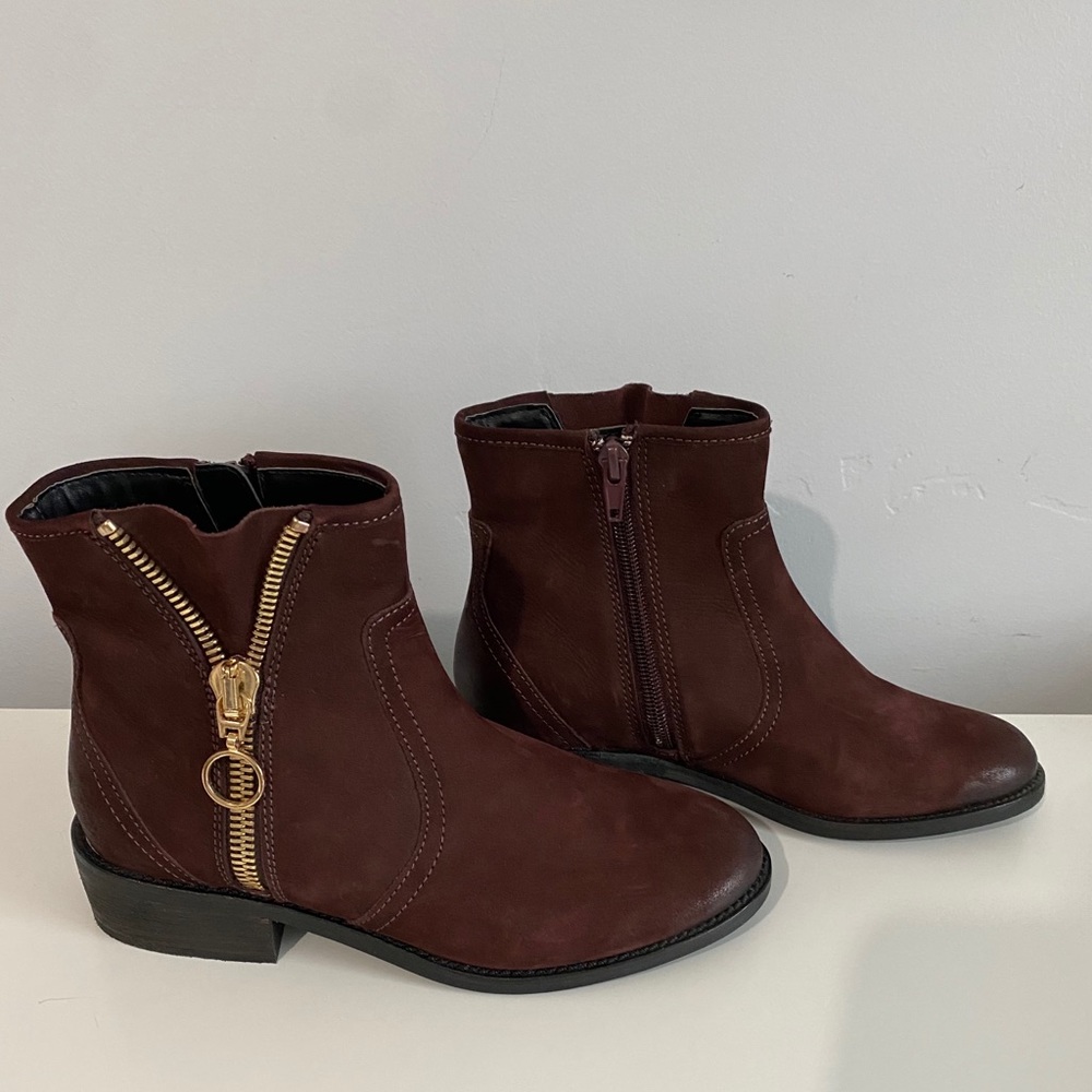 Leather booties with gold zipper